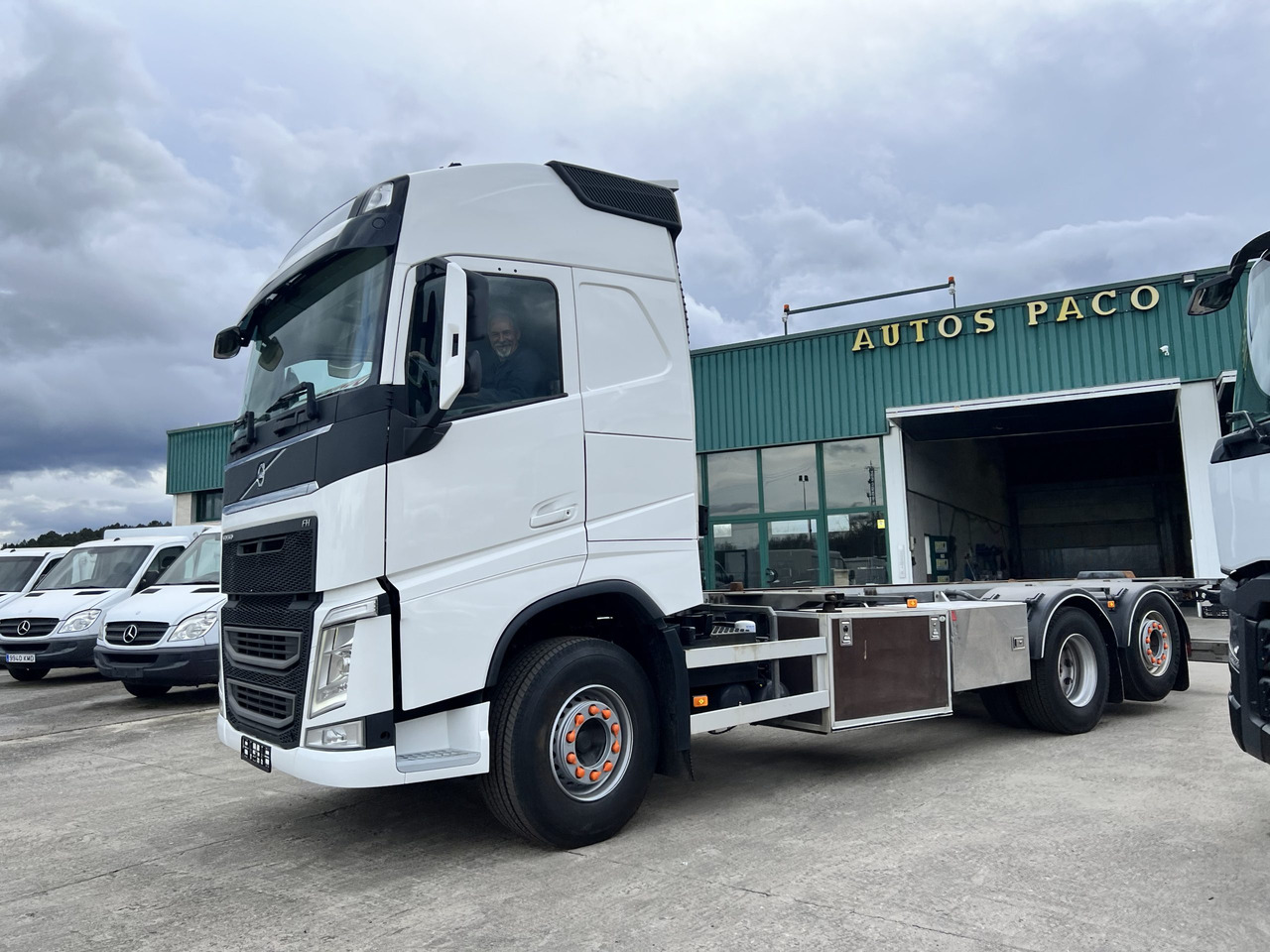 Camion Volvo 540 en chasis con retarder - Šasija kravas automašīna: foto 2 Camion Volvo 540 en chasis con retarder - Šasija kravas automašīna: foto 2