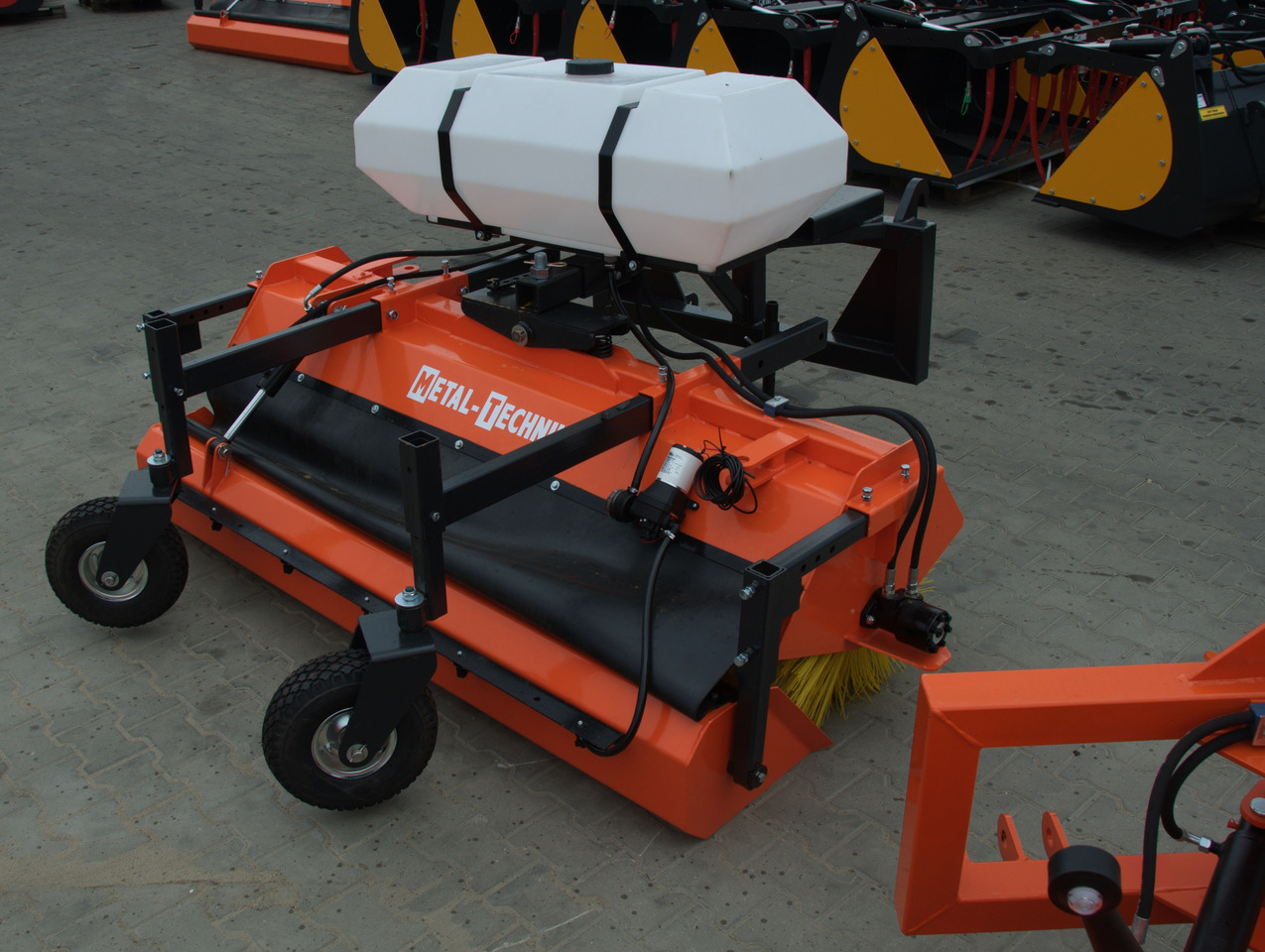 Metal-Technik Zamiatarka 1400 mm / Kehrmaschine 1400 mm/Sweeper 1400 mm/ Подметальная машина 1400 мм - Birste: foto 4 Metal-Technik Zamiatarka 1400 mm / Kehrmaschine 1400 mm/Sweeper 1400 mm/ Подметальная машина 1400 мм - Birste: foto 4