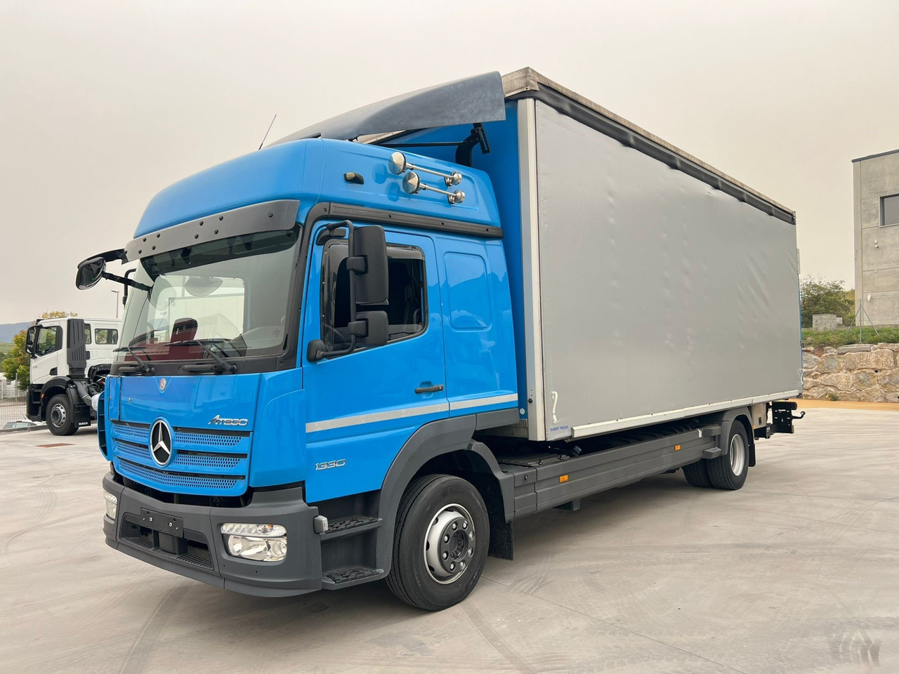 MERCEDES BENZ 13.30L Atego E6 (Tauliner) - Kravas automašīna ar tentu: foto 1 MERCEDES BENZ 13.30L Atego E6 (Tauliner) - Kravas automašīna ar tentu: foto 1