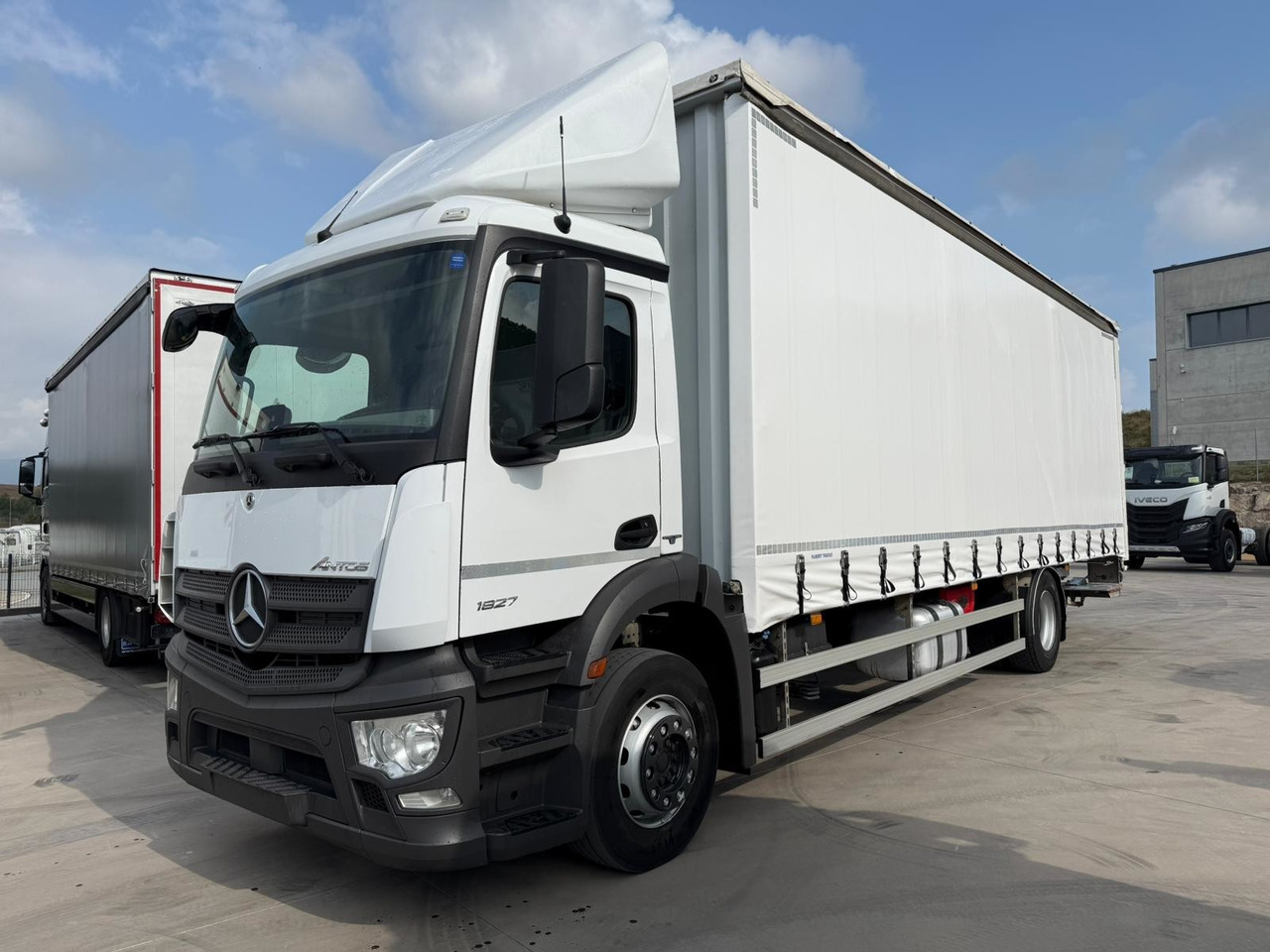 MERCEDES BENZ 18.27 Antos E6 (Tauliner) - Kravas automašīna ar tentu: foto 1 MERCEDES BENZ 18.27 Antos E6 (Tauliner) - Kravas automašīna ar tentu: foto 1