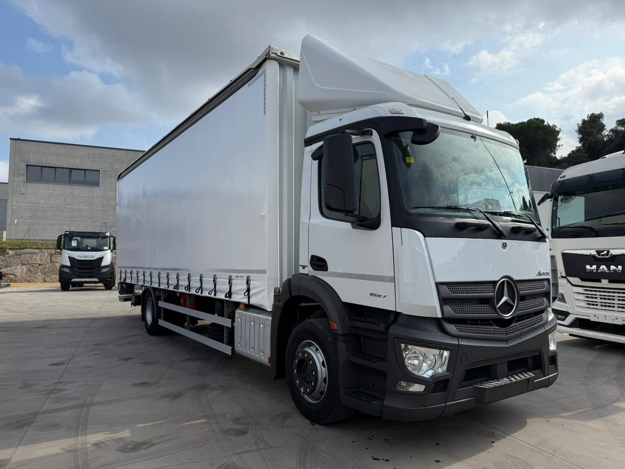 MERCEDES BENZ 18.27 Antos E6 (Tauliner) - Kravas automašīna ar tentu: foto 2 MERCEDES BENZ 18.27 Antos E6 (Tauliner) - Kravas automašīna ar tentu: foto 2