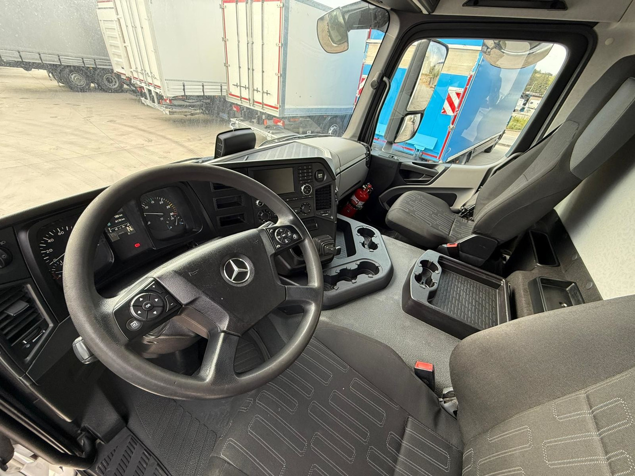 MERCEDES BENZ 18.27 Antos E6 (Tauliner) - Kravas automašīna ar tentu: foto 5 MERCEDES BENZ 18.27 Antos E6 (Tauliner) - Kravas automašīna ar tentu: foto 5