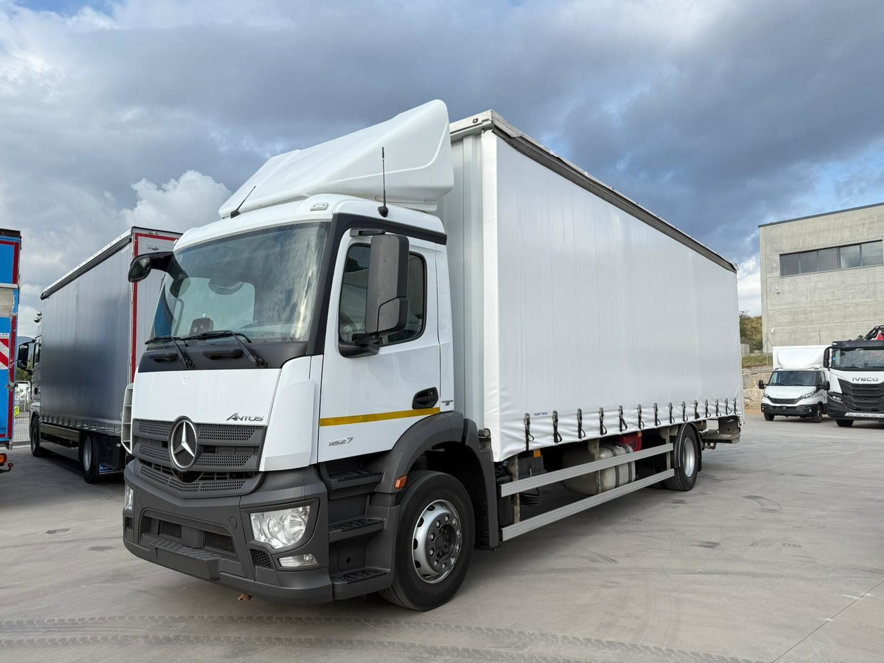 MERCEDES BENZ 18.27 Antos E6 (Tauliner) - Kravas automašīna ar tentu: foto 1 MERCEDES BENZ 18.27 Antos E6 (Tauliner) - Kravas automašīna ar tentu: foto 1