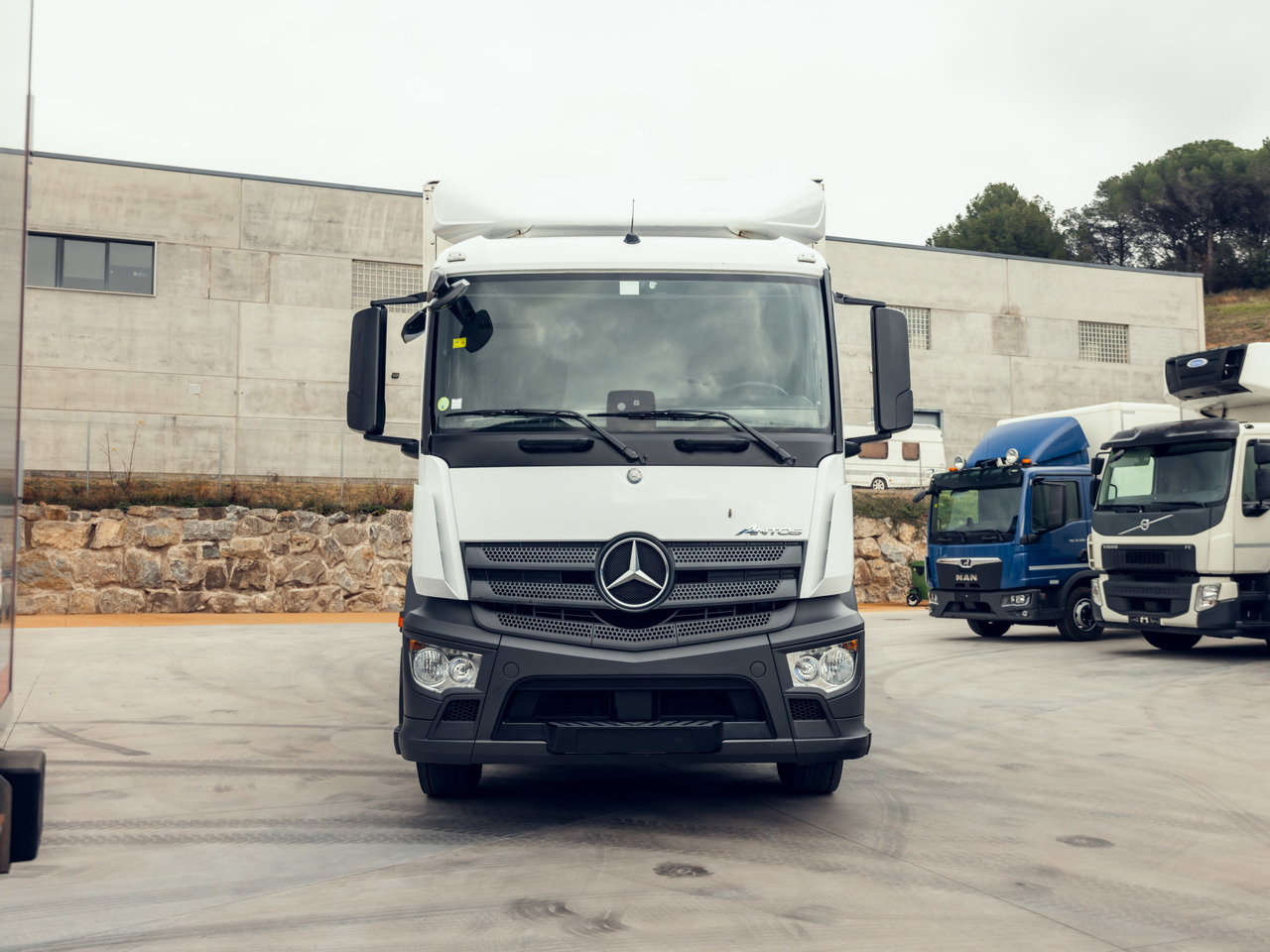 MERCEDES BENZ 18.30L Antos E6 (VAN) - Kravas automašīna ar slēgto virsbūvi: foto 3 MERCEDES BENZ 18.30L Antos E6 (VAN) - Kravas automašīna ar slēgto virsbūvi: foto 3