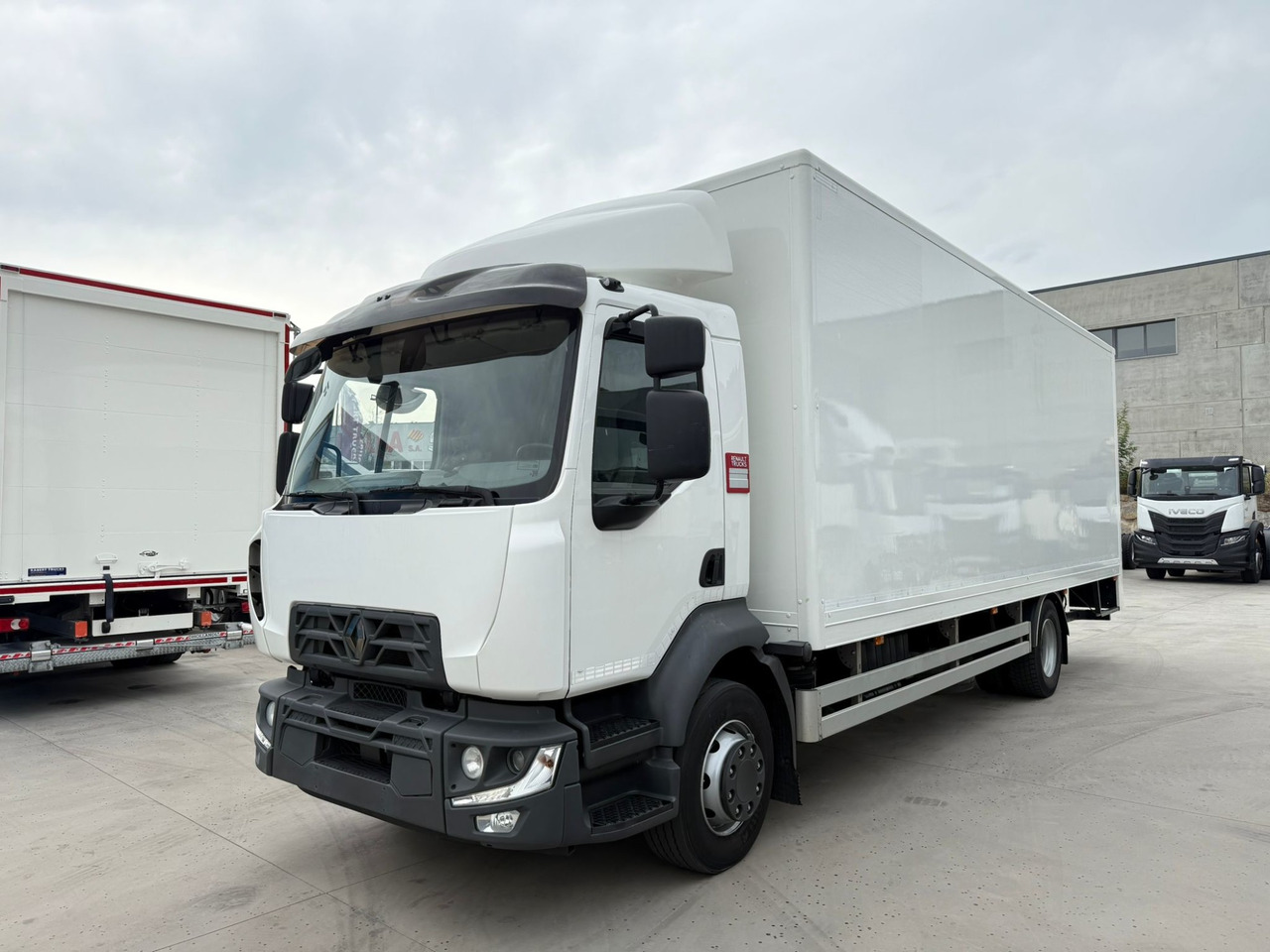 RENAULT D E6 (VAN) - Kravas automašīna ar slēgto virsbūvi: foto 1 RENAULT D E6 (VAN) - Kravas automašīna ar slēgto virsbūvi: foto 1