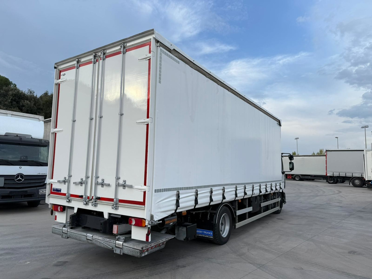 RENAULT D12.240 E6 (Tauliner) - Kravas automašīna ar tentu: foto 3 RENAULT D12.240 E6 (Tauliner) - Kravas automašīna ar tentu: foto 3