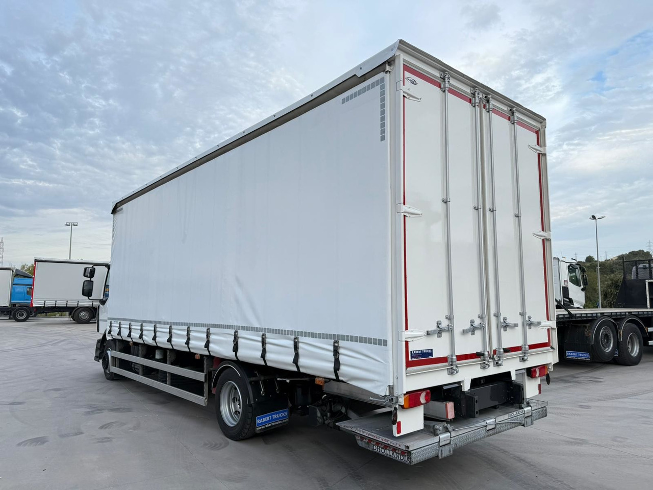 RENAULT D12.240 E6 (Tauliner) - Kravas automašīna ar tentu: foto 4 RENAULT D12.240 E6 (Tauliner) - Kravas automašīna ar tentu: foto 4