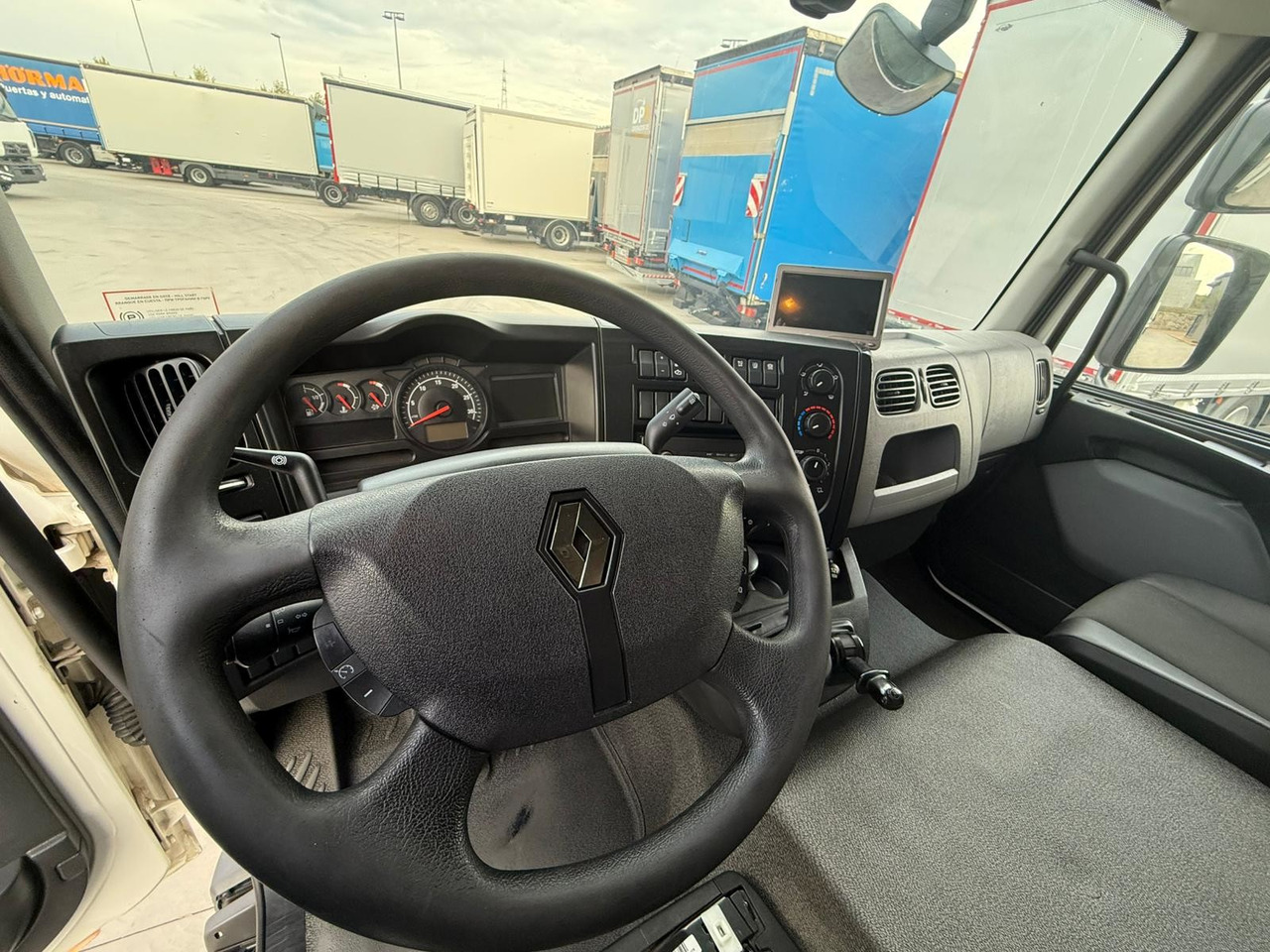 RENAULT D12.240 E6 (Tauliner) - Kravas automašīna ar tentu: foto 5 RENAULT D12.240 E6 (Tauliner) - Kravas automašīna ar tentu: foto 5