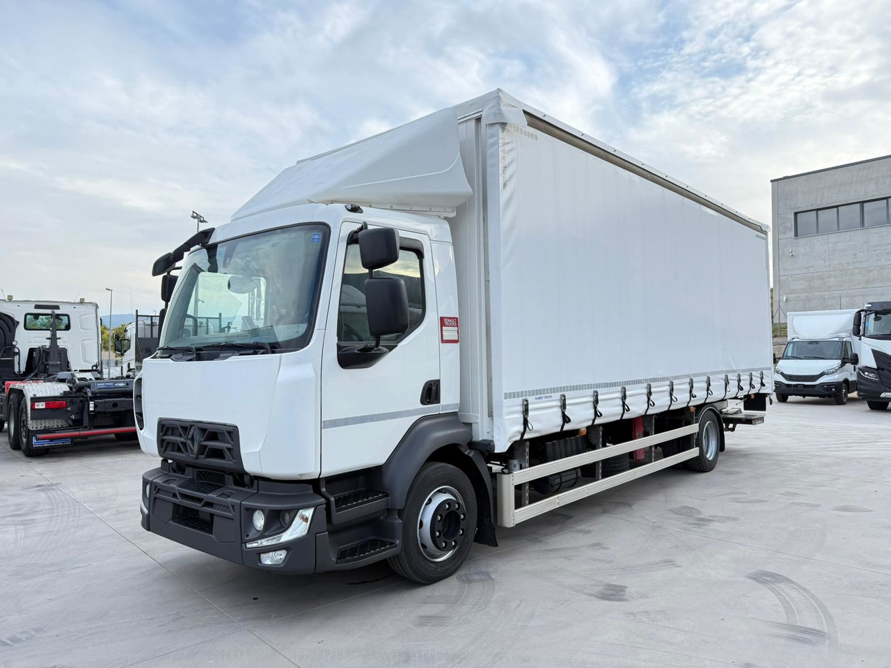 RENAULT D12.240 E6 (Tauliner) - Kravas automašīna ar tentu: foto 1 RENAULT D12.240 E6 (Tauliner) - Kravas automašīna ar tentu: foto 1