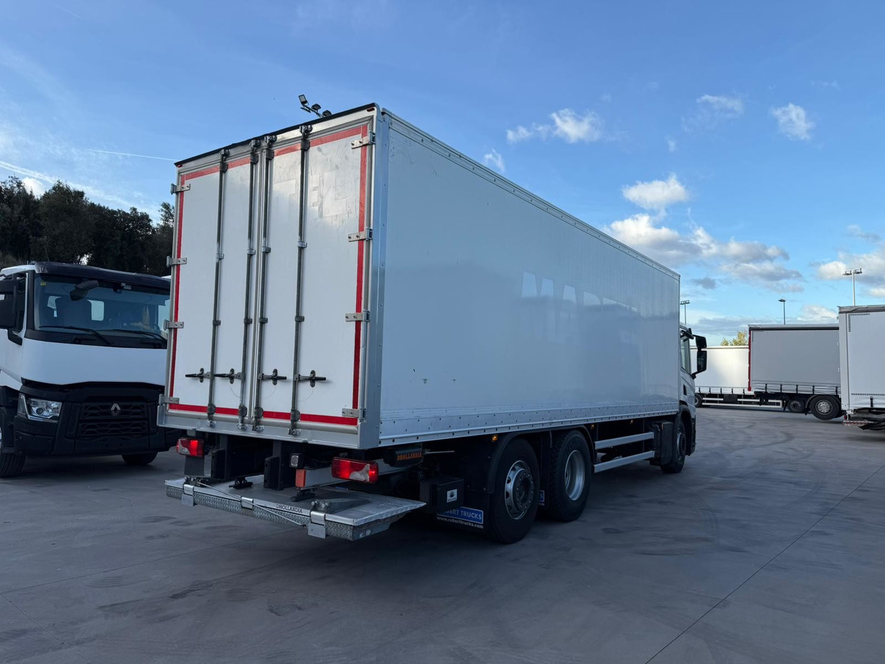 SCANIA P360 E6 (VAN) - Kravas automašīna ar slēgto virsbūvi: foto 4 SCANIA P360 E6 (VAN) - Kravas automašīna ar slēgto virsbūvi: foto 4