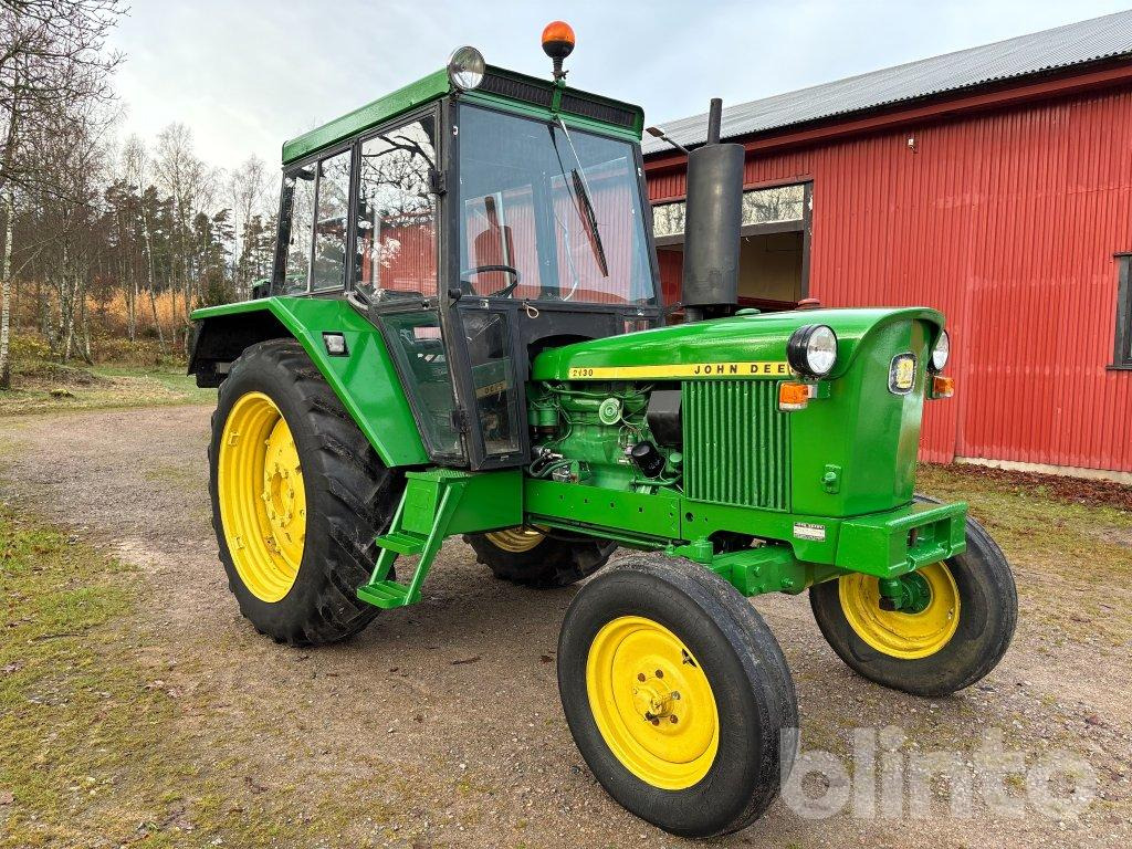 John Deere 2130-6 cylinder - Traktors: foto 1 John Deere 2130-6 cylinder - Traktors: foto 1