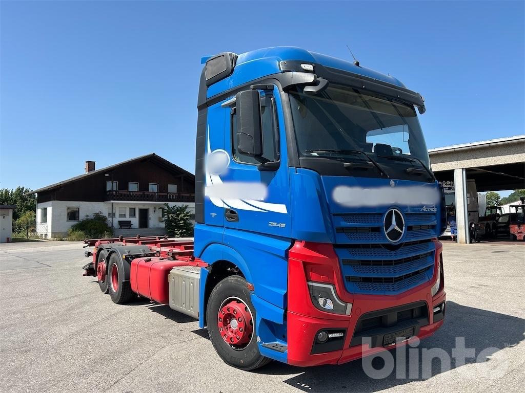 Mercedes-Benz Actros 2545 (2017) - Konteineru vedējs/ Kravas automašīna ar noņemamā virsbūve: foto 2 Mercedes-Benz Actros 2545 (2017) - Konteineru vedējs/ Kravas automašīna ar noņemamā virsbūve: foto 2