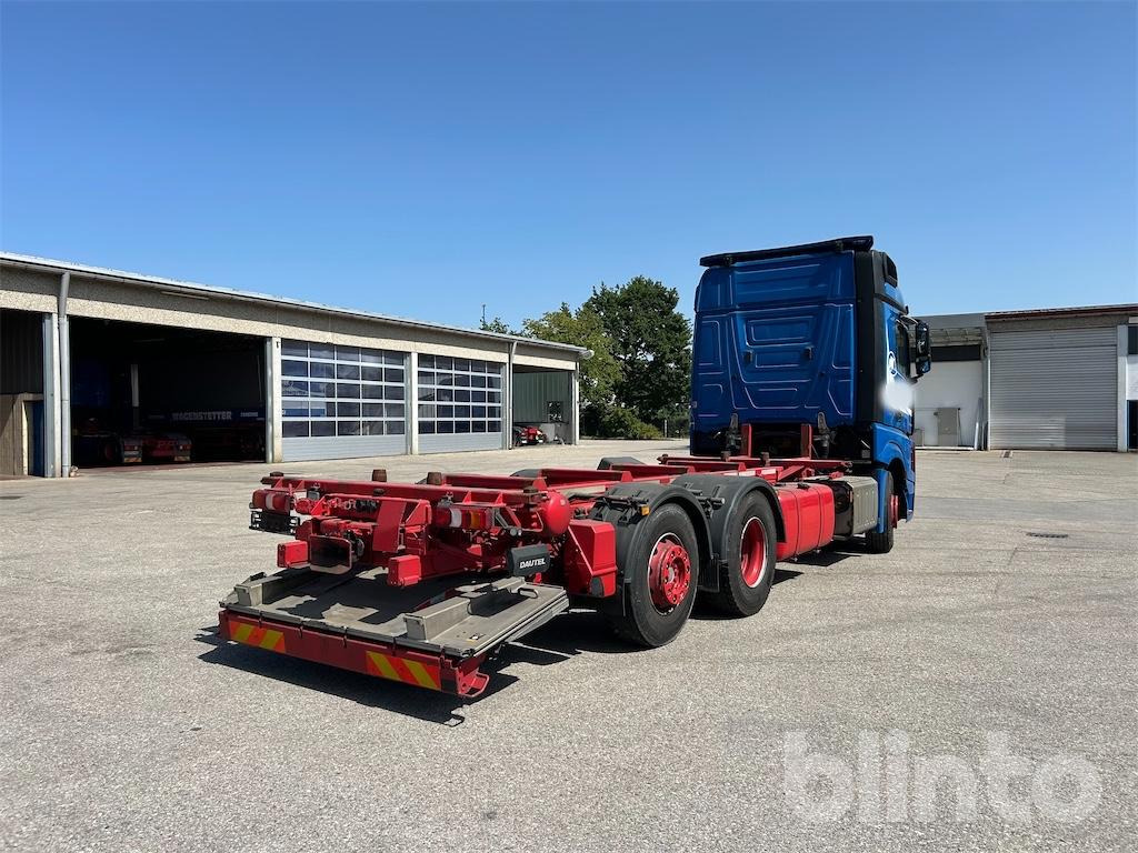 Mercedes-Benz Actros 2545 (2017) - Konteineru vedējs/ Kravas automašīna ar noņemamā virsbūve: foto 3 Mercedes-Benz Actros 2545 (2017) - Konteineru vedējs/ Kravas automašīna ar noņemamā virsbūve: foto 3