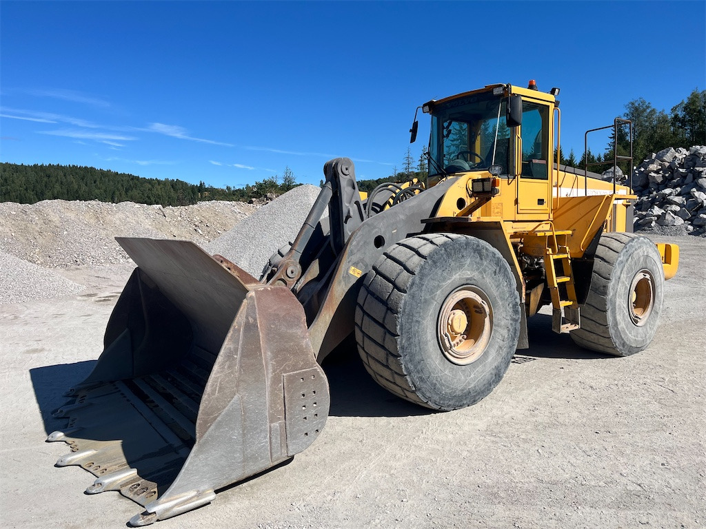 Volvo L220D - Riteņu iekrāvējs: foto 1 Volvo L220D - Riteņu iekrāvējs: foto 1