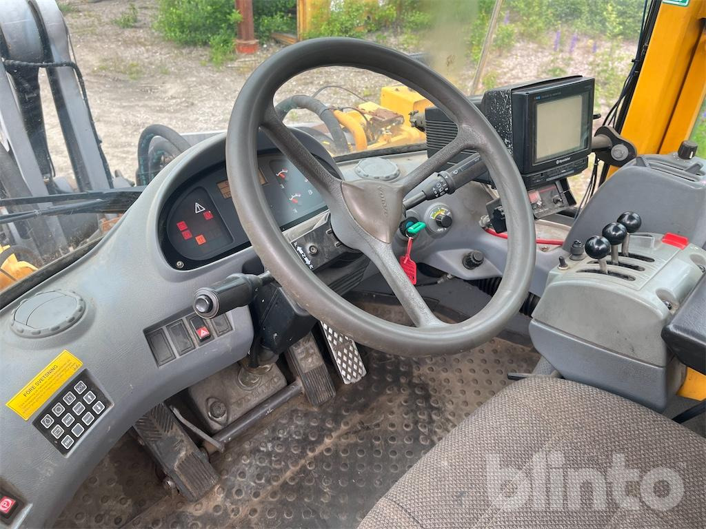 Riteņu iekrāvējs Volvo L220D: foto 14