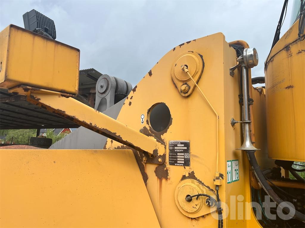 Riteņu iekrāvējs Volvo L220D: foto 40