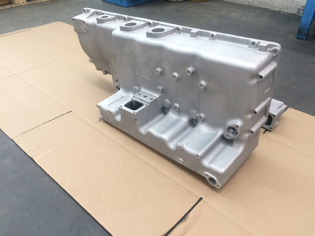 Eļļas panna COPPA OLIO MAN 51058015690 + COPERCHIO COPPA OLIO MAN 51058200086: foto 12 Eļļas panna COPPA OLIO MAN 51058015690 + COPERCHIO COPPA OLIO MAN 51058200086: foto 12