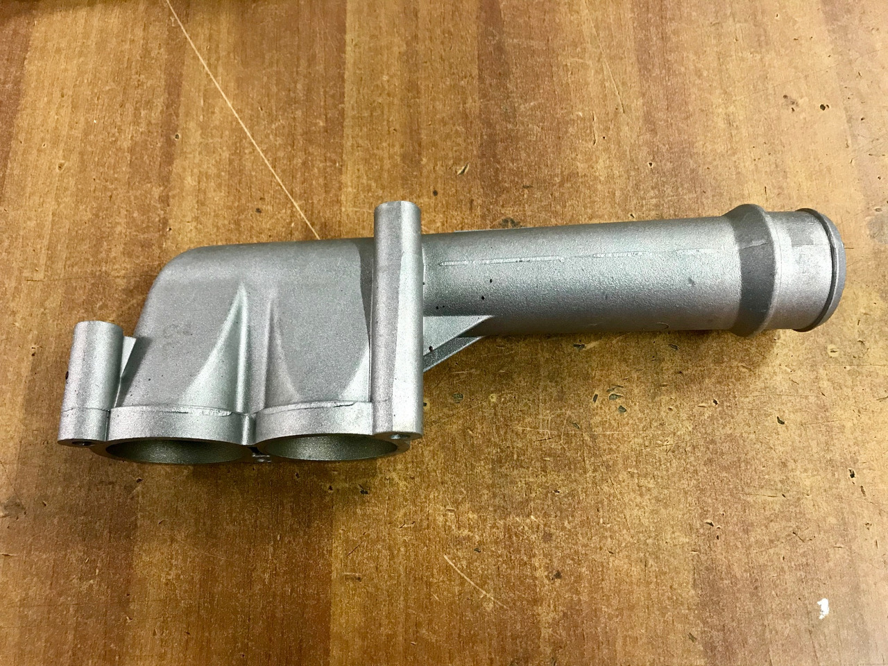 GOMITO LIQUIDO RAFFREDDAMENTO SU SCATOLA TERMOSTATO PER MOTORI MAN D2066 - D2676 - Dzesēšanas sistēma - Kravas automašīna: foto 3 GOMITO LIQUIDO RAFFREDDAMENTO SU SCATOLA TERMOSTATO PER MOTORI MAN D2066 - D2676 - Dzesēšanas sistēma - Kravas automašīna: foto 3