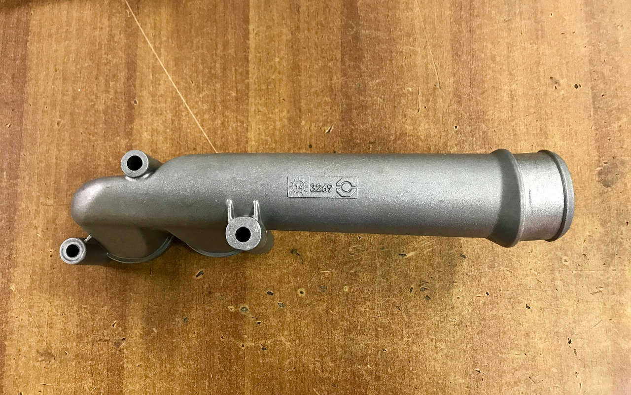 GOMITO LIQUIDO RAFFREDDAMENTO SU SCATOLA TERMOSTATO PER MOTORI MAN D2066 - D2676 - Dzesēšanas sistēma - Kravas automašīna: foto 2 GOMITO LIQUIDO RAFFREDDAMENTO SU SCATOLA TERMOSTATO PER MOTORI MAN D2066 - D2676 - Dzesēšanas sistēma - Kravas automašīna: foto 2