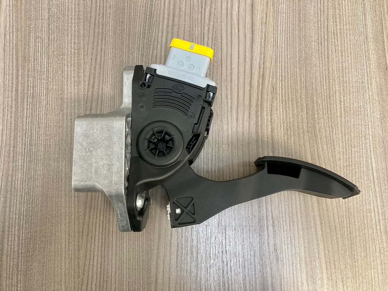 SENSORE POSIZIONE DEL PEDALE - MAN 81259706103 - HELLA 6PV 009 371-00 / 6PV 009 371-711 - Pedālis - Kravas automašīna: foto 3 SENSORE POSIZIONE DEL PEDALE - MAN 81259706103 - HELLA 6PV 009 371-00 / 6PV 009 371-711 - Pedālis - Kravas automašīna: foto 3