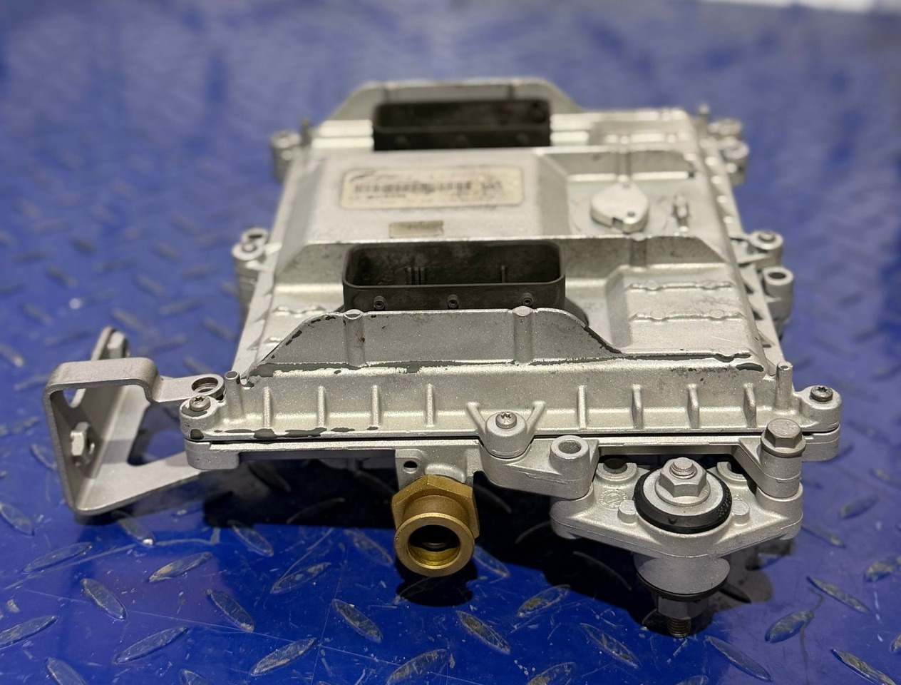 Iveco Engine Control Unit - Elektroniskais vadības bloks (ECU) - Kravas automašīna: foto 2 Iveco Engine Control Unit - Elektroniskais vadības bloks (ECU) - Kravas automašīna: foto 2