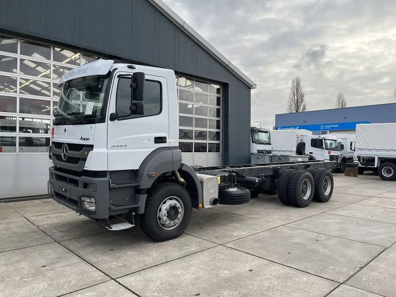 Mercedes-Benz Axor 3344 6x4 Chassis Cabin - Šasija kravas automašīna: foto 1 Mercedes-Benz Axor 3344 6x4 Chassis Cabin - Šasija kravas automašīna: foto 1