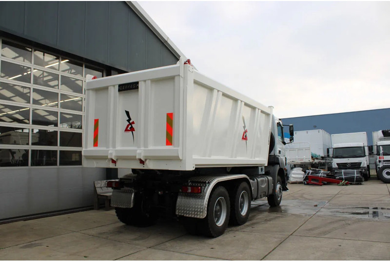 Mercedes-Benz Axor 3344 K 6x4 Tipper Truck - Kravas automašīna pašizgāzējs: foto 4 Mercedes-Benz Axor 3344 K 6x4 Tipper Truck - Kravas automašīna pašizgāzējs: foto 4