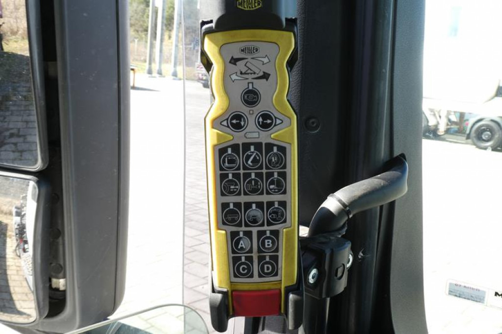 MAN TG-S 35.480 8x4 BL Abrollkipper mit Kran Penz-15L9.80+Meiller RK 30.60L Lenk-Lift Achse - Pacēlājs ar āķi, Kravas auto ar manipulatoru: foto 3 MAN TG-S 35.480 8x4 BL Abrollkipper mit Kran Penz-15L9.80+Meiller RK 30.60L Lenk-Lift Achse - Pacēlājs ar āķi, Kravas auto ar manipulatoru: foto 3