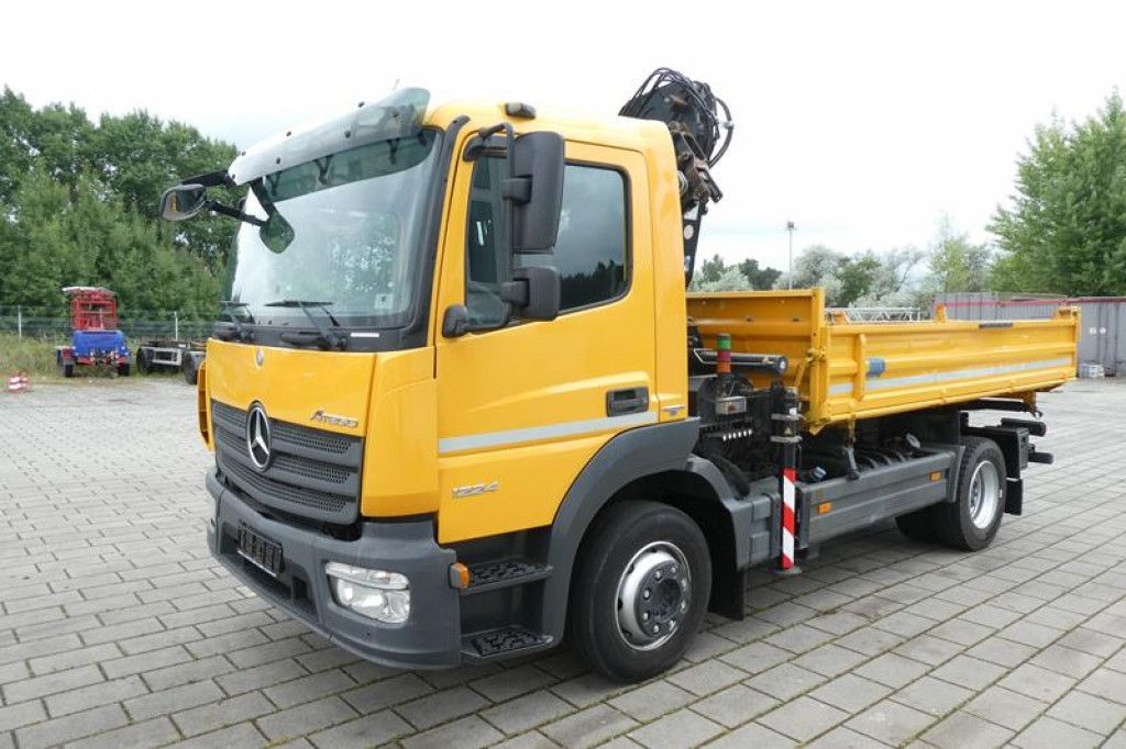 Mercedes-Benz Atego 1224 K 2-Achs Kipper Kran 2x Hdr Ausschub - Kravas automašīna pašizgāzējs, Kravas auto ar manipulatoru: foto 3 Mercedes-Benz Atego 1224 K 2-Achs Kipper Kran 2x Hdr Ausschub - Kravas automašīna pašizgāzējs, Kravas auto ar manipulatoru: foto 3