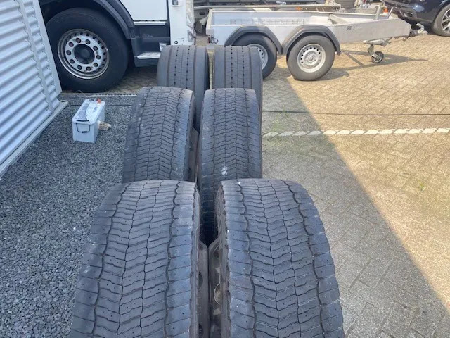 Michelin 355/50x22,5 - 2 stuks en 295/60x22,5 - 4 stuks - Riepa - Kravas automašīna: foto 4 Michelin 355/50x22,5 - 2 stuks en 295/60x22,5 - 4 stuks - Riepa - Kravas automašīna: foto 4