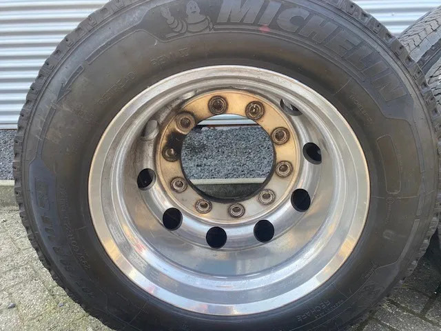 Michelin 355/50x22,5 - 2 stuks en 295/60x22,5 - 4 stuks - Riepa - Kravas automašīna: foto 3 Michelin 355/50x22,5 - 2 stuks en 295/60x22,5 - 4 stuks - Riepa - Kravas automašīna: foto 3