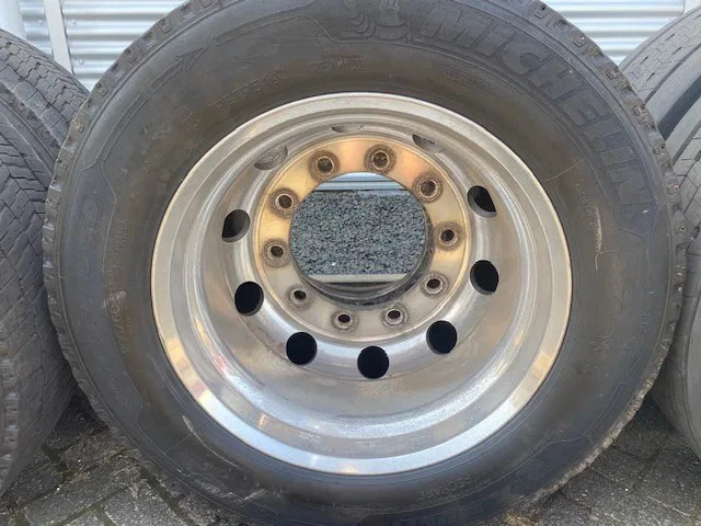Michelin 355/50x22,5 - 2 stuks en 295/60x22,5 - 4 stuks - Riepa - Kravas automašīna: foto 2 Michelin 355/50x22,5 - 2 stuks en 295/60x22,5 - 4 stuks - Riepa - Kravas automašīna: foto 2