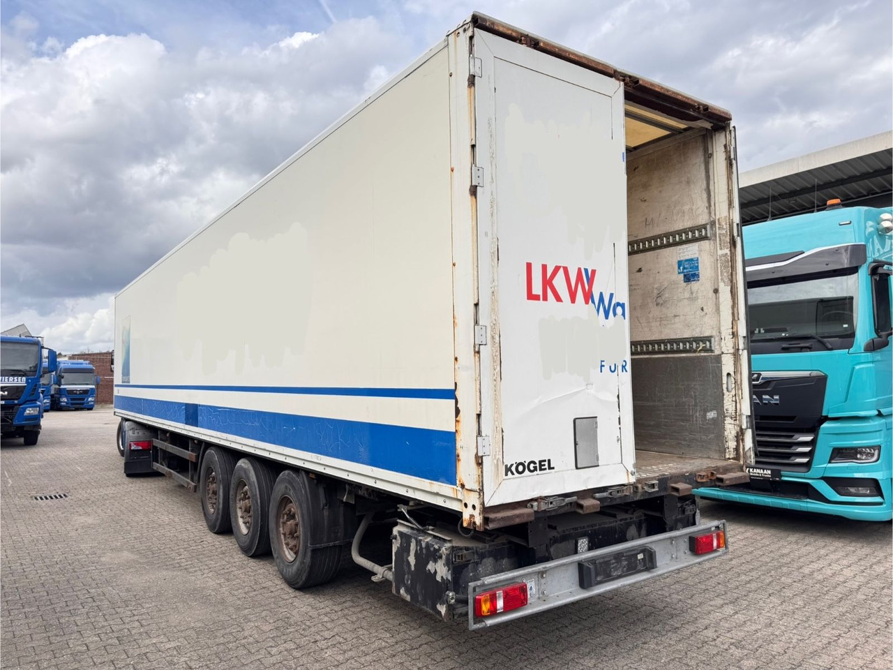 Kögel SPKH 24 Koffer 3-Achser - Puspiekabe slēgtā virsbūve: foto 2 Kögel SPKH 24 Koffer 3-Achser - Puspiekabe slēgtā virsbūve: foto 2