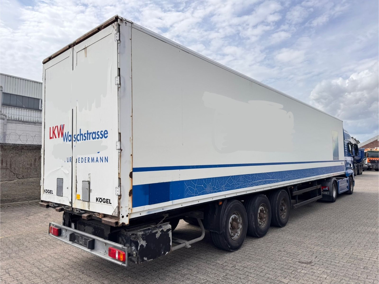 Kögel SPKH 24 Koffer 3-Achser - Puspiekabe slēgtā virsbūve: foto 4 Kögel SPKH 24 Koffer 3-Achser - Puspiekabe slēgtā virsbūve: foto 4