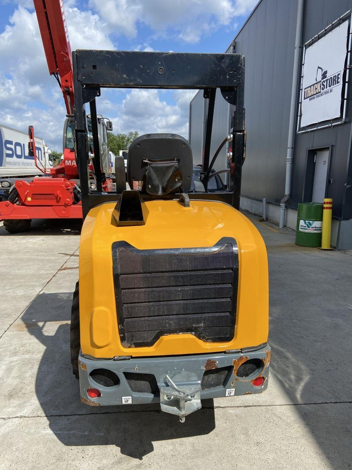 GiANT G2700 Xtra HD (6436) - Mini iekrāvējs: foto 5 GiANT G2700 Xtra HD (6436) - Mini iekrāvējs: foto 5