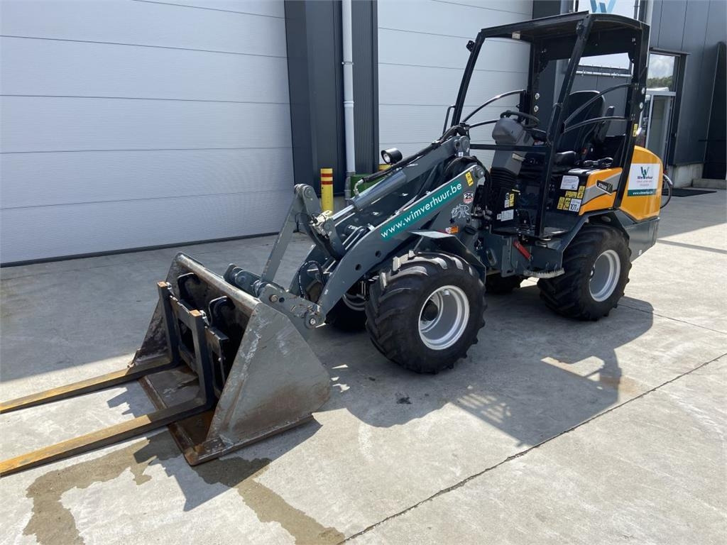 GiANT G2700 Xtra HD (6436) - Mini iekrāvējs: foto 2 GiANT G2700 Xtra HD (6436) - Mini iekrāvējs: foto 2